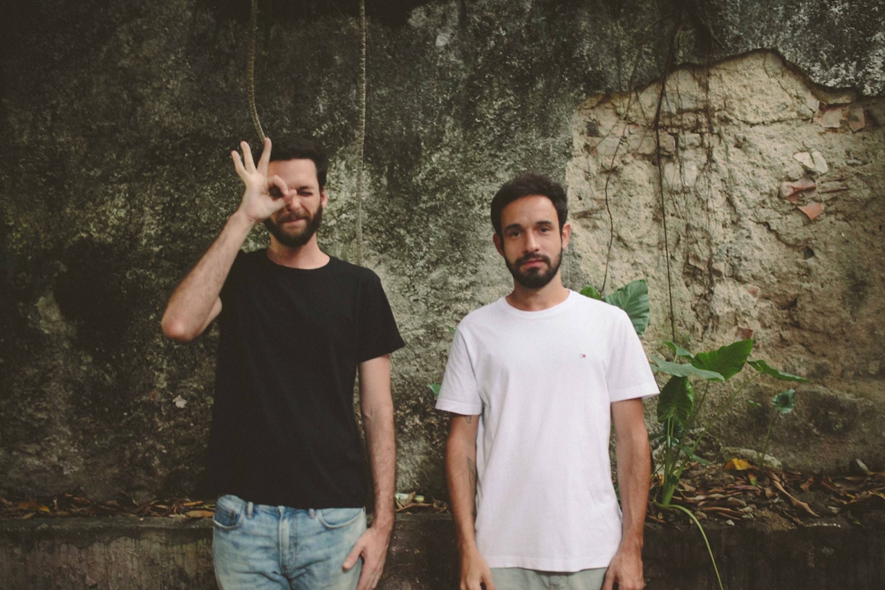 O duo carioca Bilhão, formado por Felipe Vellozo e Gabriel Luz