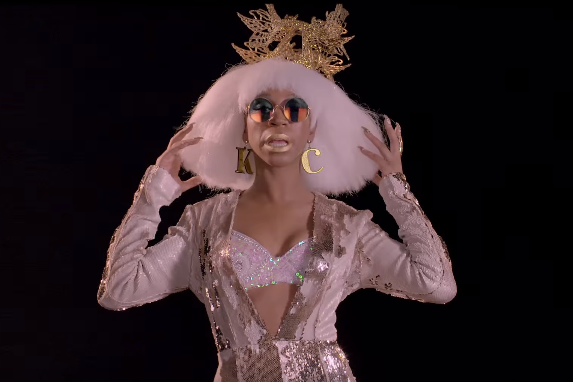 Em "É o Poder", a cantora curitibana Karol Conka repete a parceria ao lado do duo de trap Tropkillaz