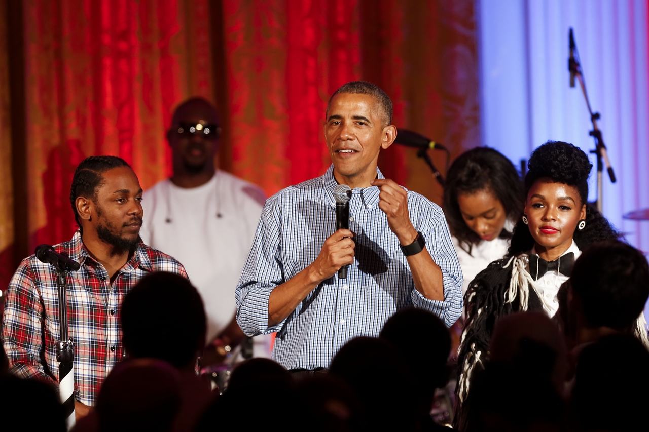 Kendrick Lamar, Barack Obama e Janelle Monáe durante churrasco em comemoração do Dia da Independência norte-americana, 4 de julho de 2016