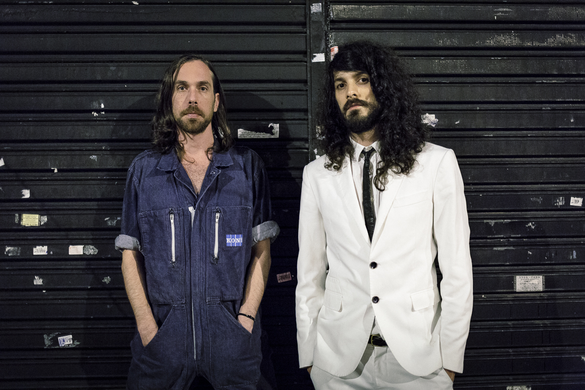 Formada pelos músicos Flavio Juliano (baixo, guitarra e voz) e Ricardo Cifas (bateria, teclado e voz), a banda FingerFingerrr antecipa o disco de estreia – ainda sem previsão de lançamento – com o single “Eu Só Ganho”