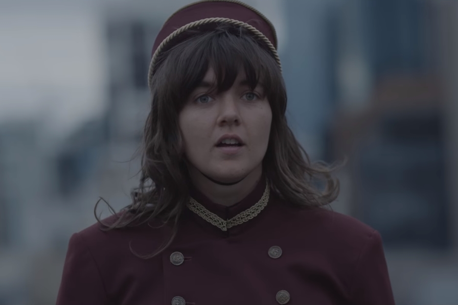 Courtney Barnett em cena do clipe de “Elevator Operator”