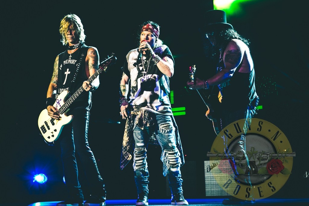 Axl Rose, Slash e Duff McKagan durante show da turnê Not in This Lifetime, do Guns N' Roses