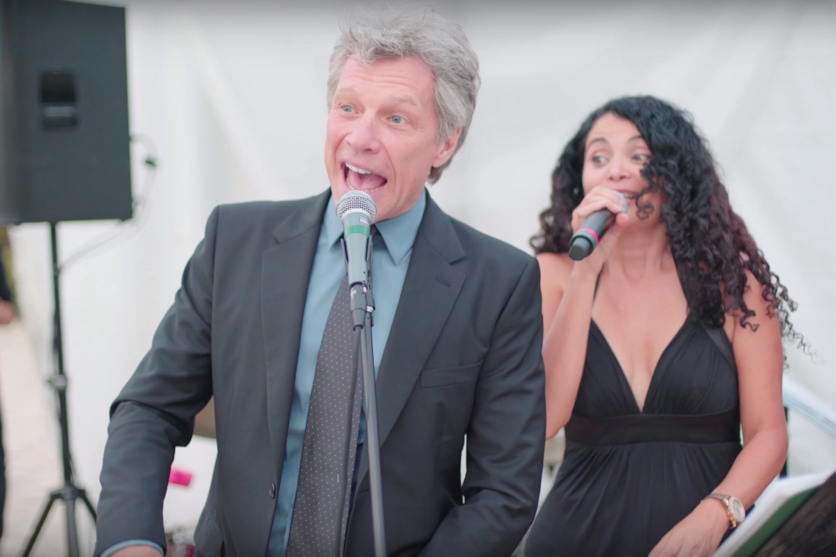 Bon Jovi em vídeo que mostra ele cantando durante uma festa de casamento privada em Miami, nos Estados Unidos