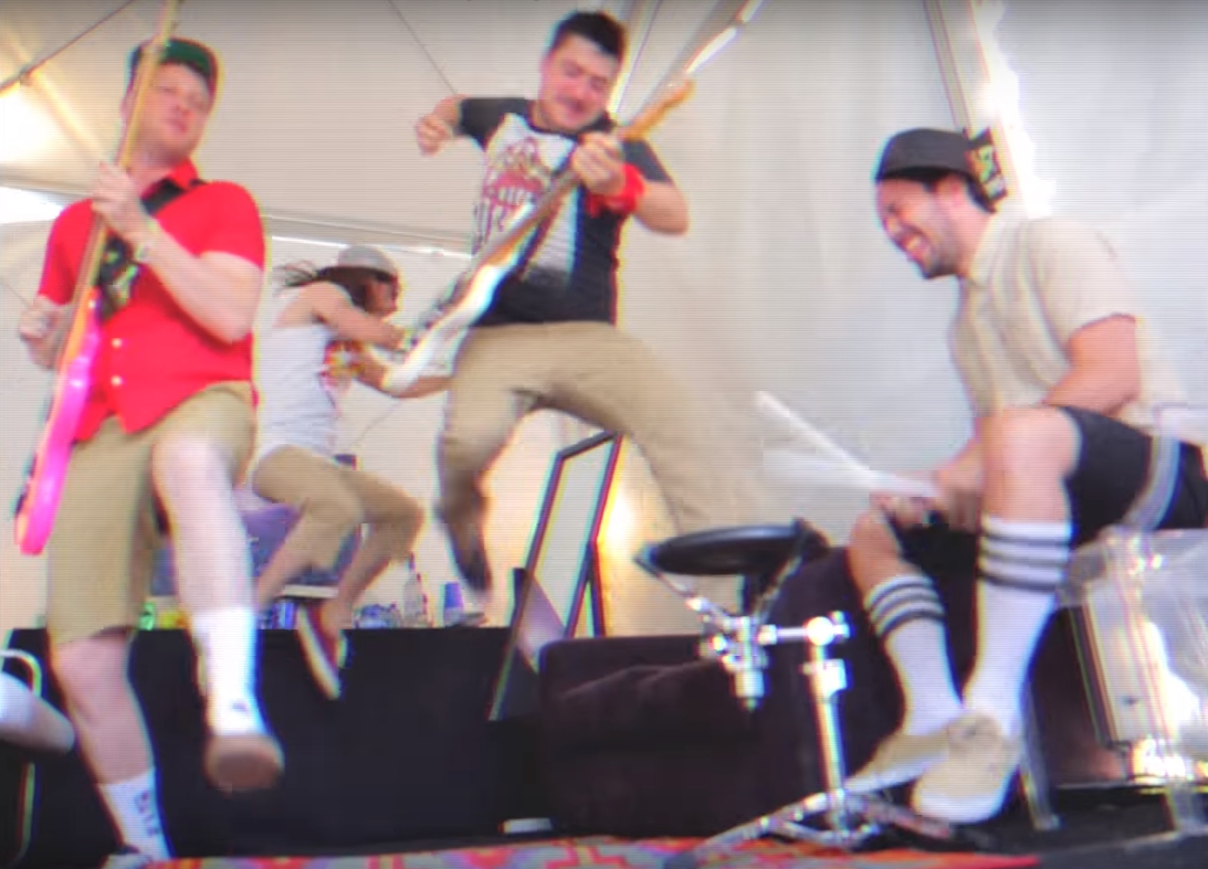 Mumford & Sons "fantasiado" de Blink-182 no clipe de “Brohemian Rhapsody”, faixa do trio californiano