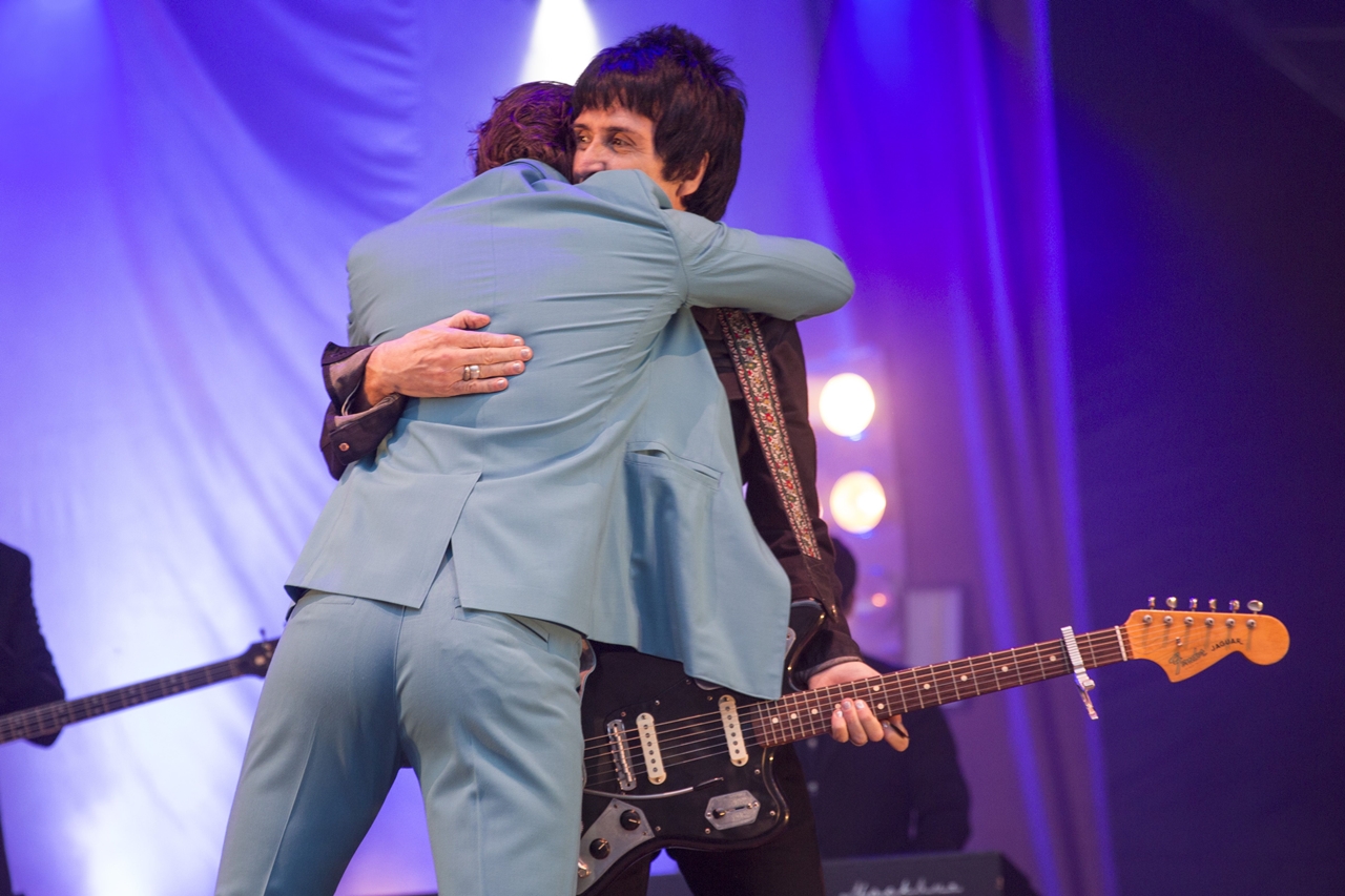 O ex-guitarrista do Smiths, Johnny Marr, abraçando Alex Turner (Arctic Monkeys) durante show do Last Shadow Puppets em Manchester, na Inglaterra