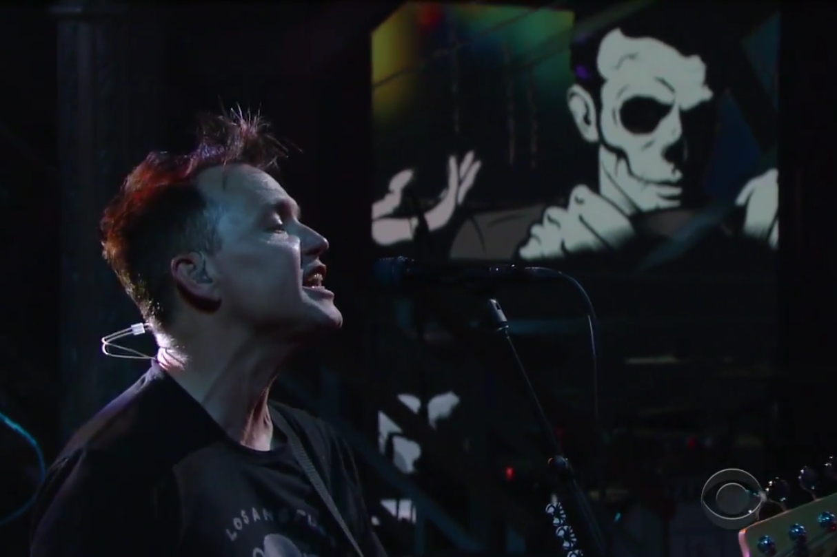Mark Hoppus durante apresentação do Blink-182 no The Late Show With Stephen Colbert