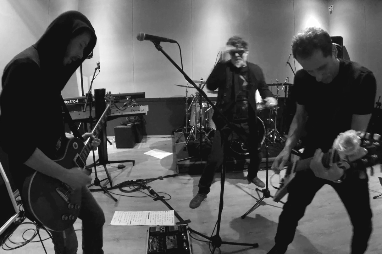 Trecho de vídeo do Titãs ensaiando “Fardado”, “Pra Dizer Adeus” e “Flores” com a nova formação (que inclui Beto Lee na guitarra).