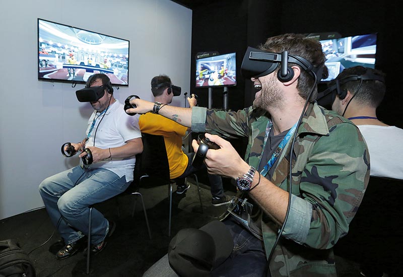 O ator Keegan Allen, da série Pretty Little Liars, testando Star Trek: Bridge Crew no estande  da Ubisoft. (No detalhe) O lançamento Fender Jaguar