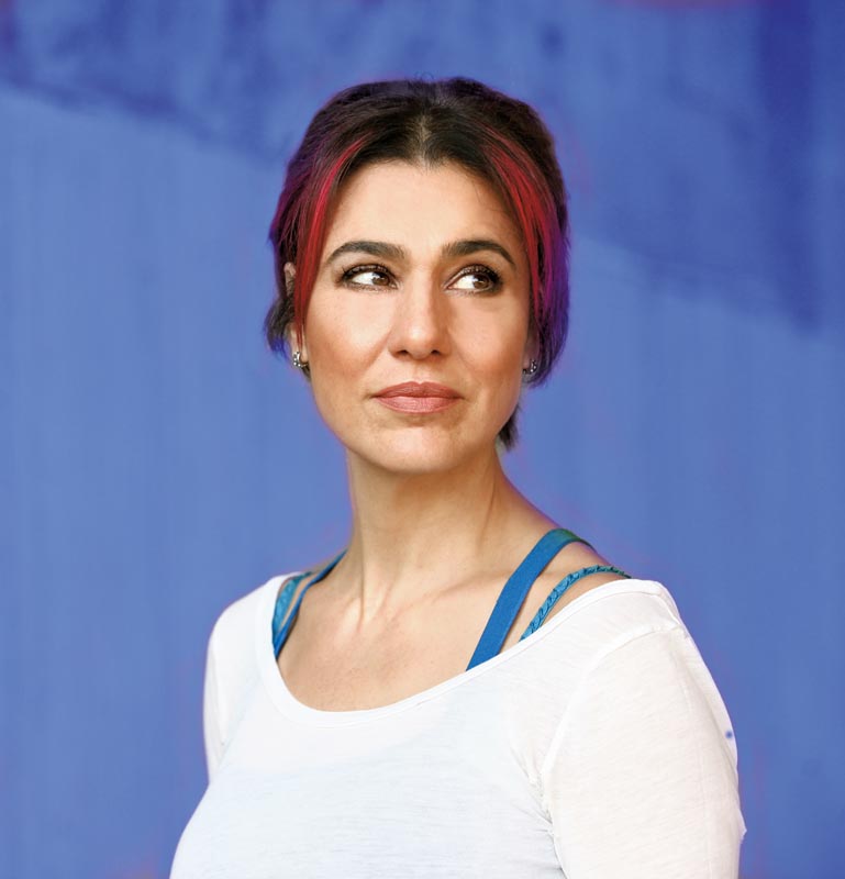 Carla afoga a saudade fazendo música