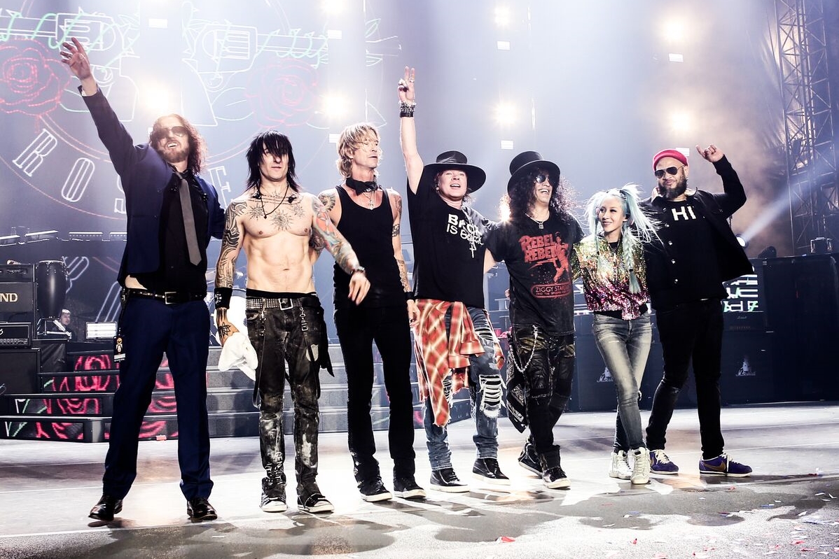Guns N' Roses em imagem de apresentação da turnê de reunião Not in This Lifetime, que conta com Axl Rose, Slash e Duff McKagan