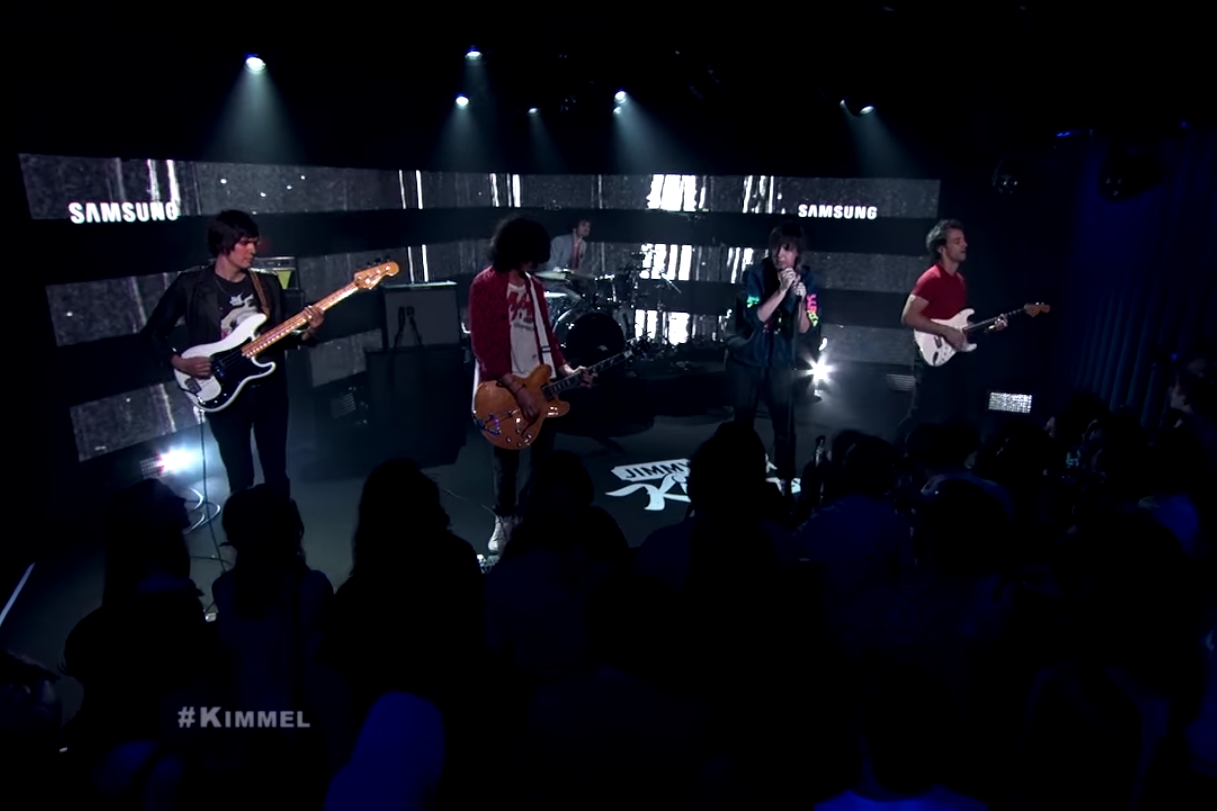 The Strokes em cena de vídeo da participação da banda no programa Jimmy Kimmel Live!, tocando a faixa "Threat of Joy"