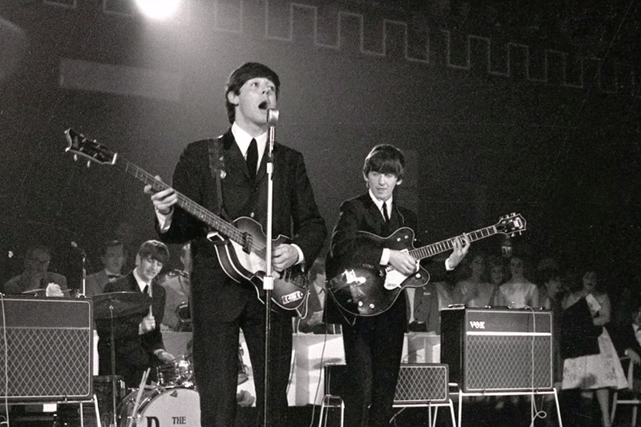 Os Beatles tocando em cena do documentário The Beatles: Eight Days A Week – The Touring Years