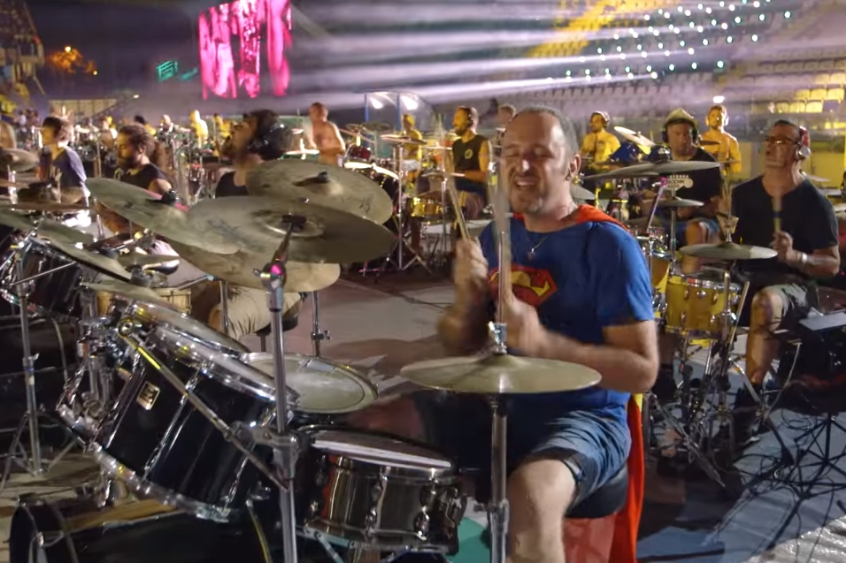 A banda italiana de Cesena Rockin'1000, que possui mais de mil integrantes e ficou conhecido por fazer vídeo viral de performance de "Learn to Fly"