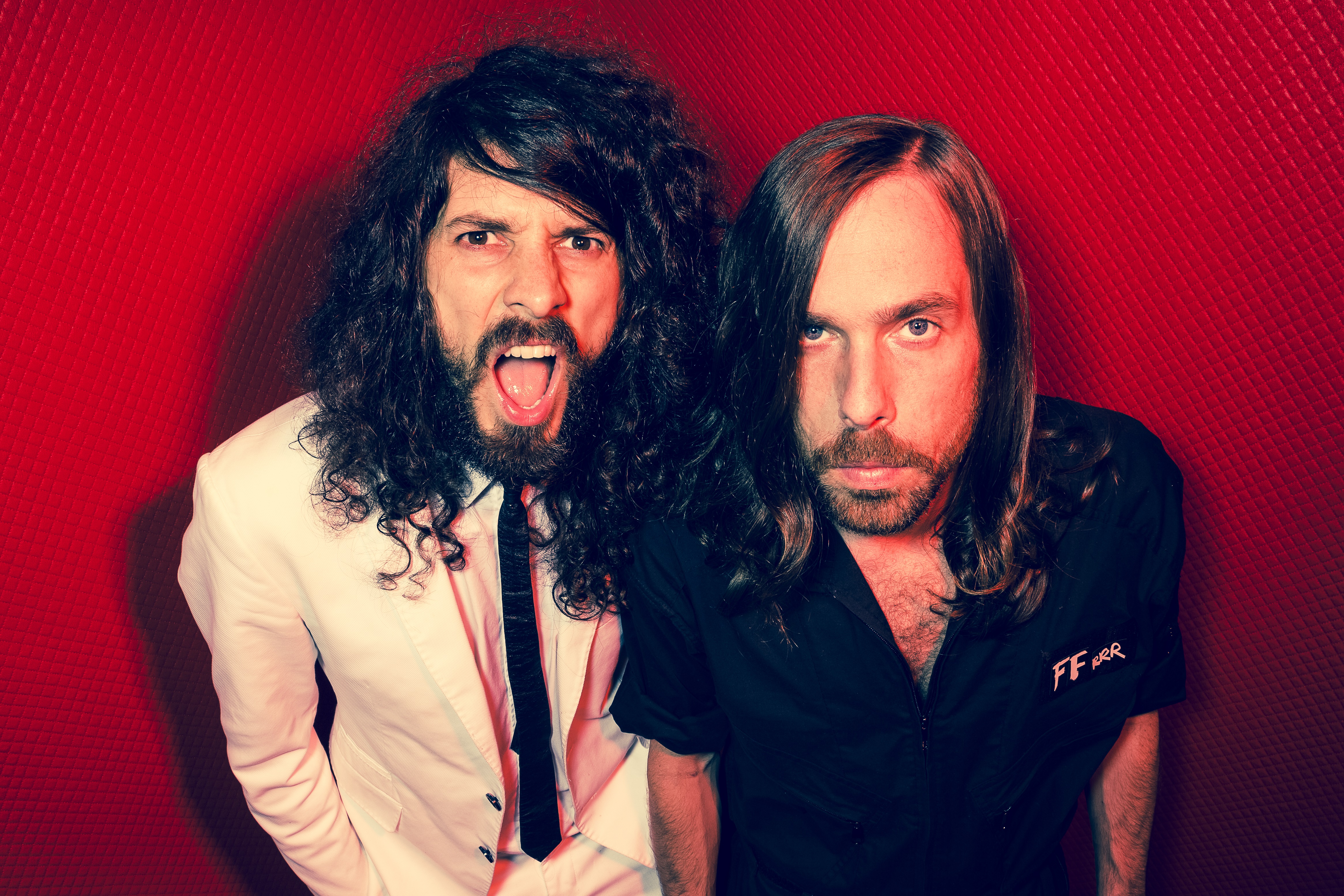 “O fato de ser uma banda constituída por apenas duas pessoas faz com que nós nos desdobremos mais como músicos”, afirma Cifas