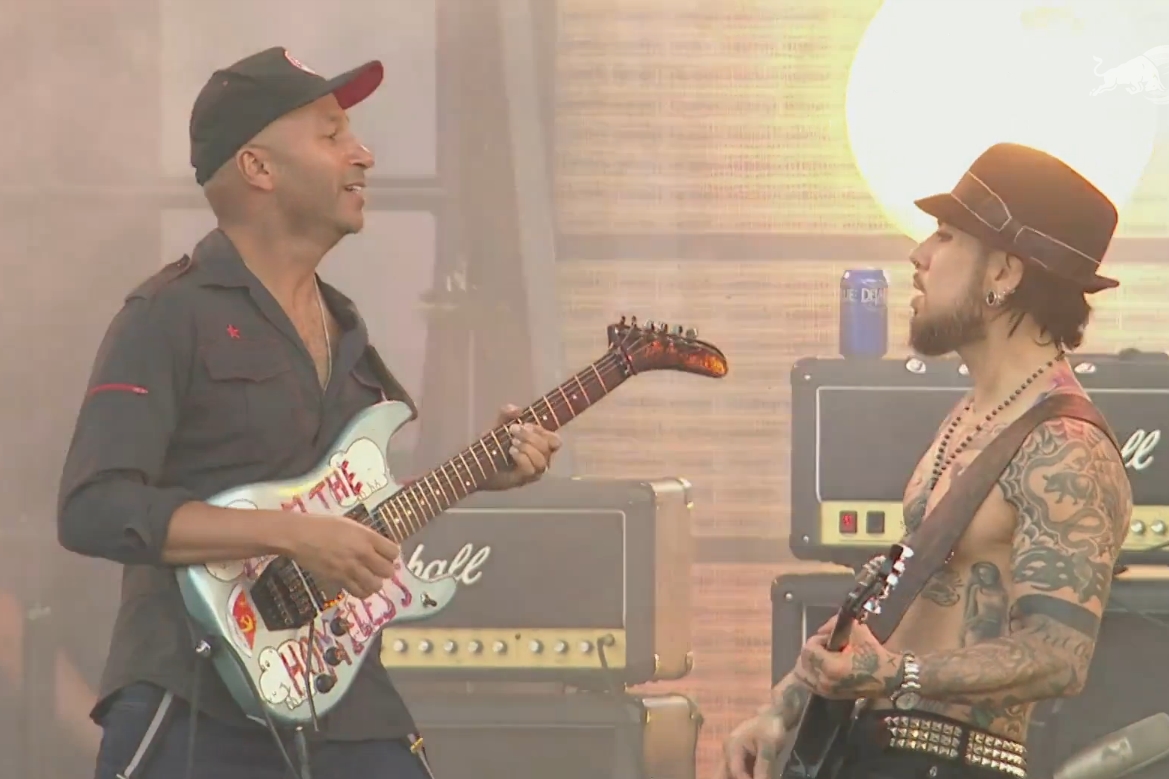 Cena de vídeo de performance do Jane's Addiction com o guitarrista Tom Morello, em show no Lollapalooza norte-americano de 2016