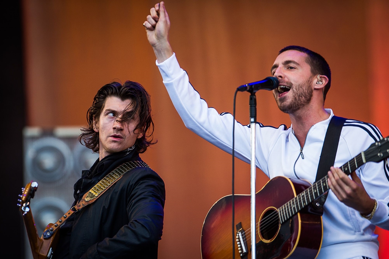 Alex Turner e Miles Kane durante show do Last Shadow Puppets no festival britânico T in the Park de 2016