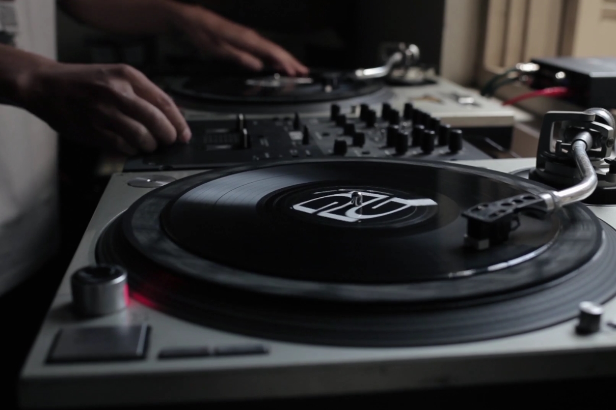 Cena do minidocumentário nacional Record Store Day, que trata a relação de DJs brasileiros com discos de vinil