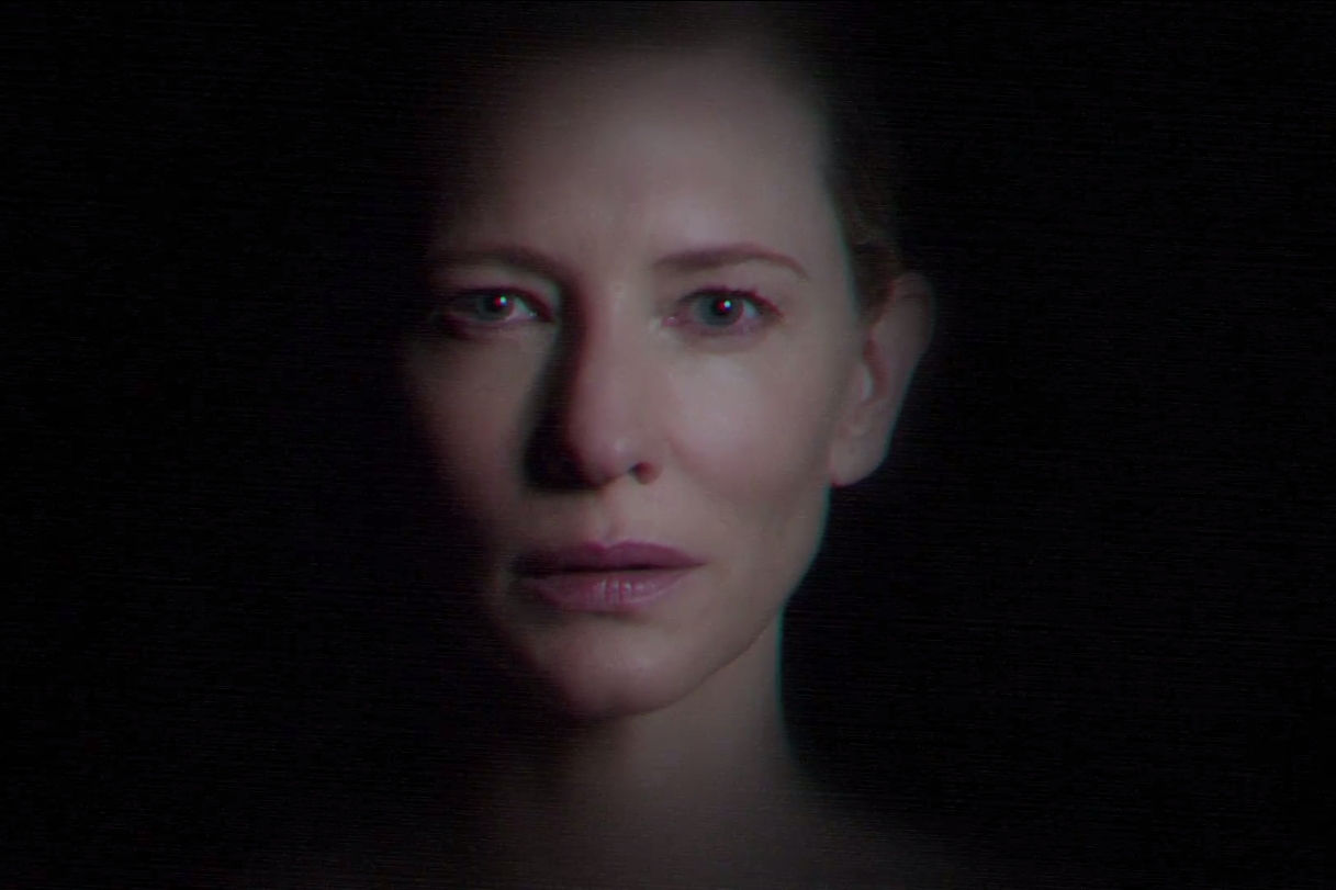 A atriz Cate Blanchett durante clipe de “The Spoils”, faixa do EP homônimo do Massive Attack
