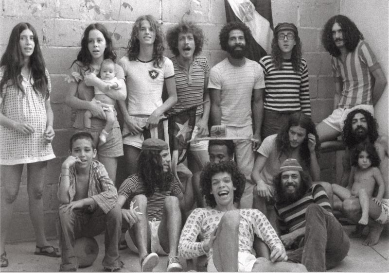 Os integrantes dos Novos Baianos em meio a alguns de seus filhos, músicos da banda de apoio A Cor do Som e  outros agregados, no começo da década de 1970