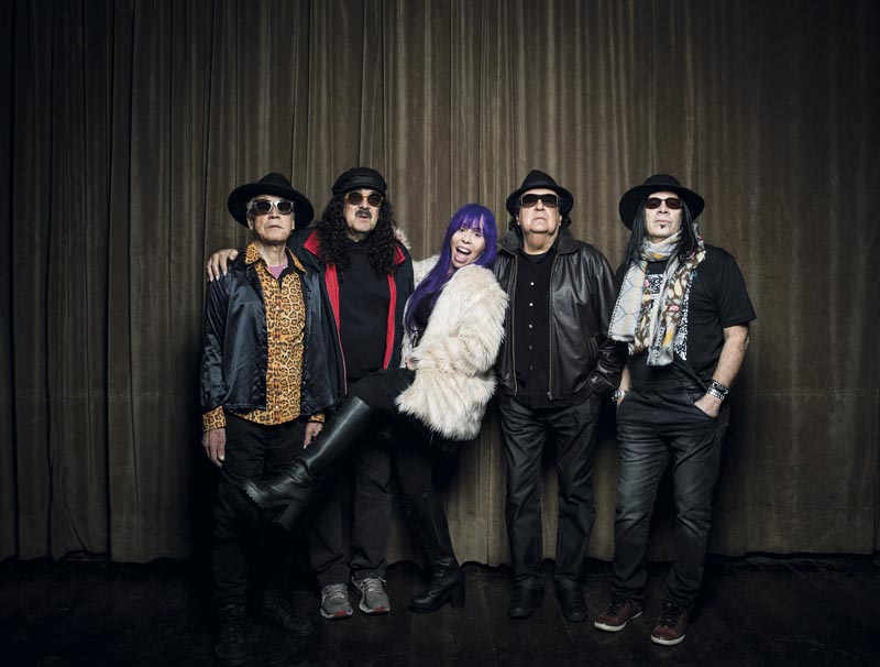 Novos Baianos de volta. (Da esq.para a dir.) Luiz Galvão, Moraes Moreira, Baby do Brasil, Paulinho Boca de Cantor e Pepeu Gomes