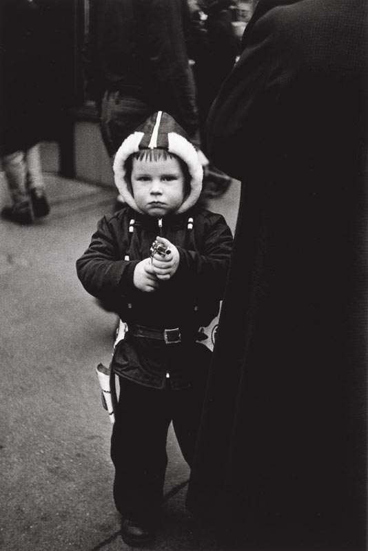 A infância é um tema recorrente nos trabalhos de Diane Arbus. “Crianças estão no processo de transformação, e Diane sempre foi uma artista sensível a mudanças”, afirma o curador da exposição, Jeff Rosenheim