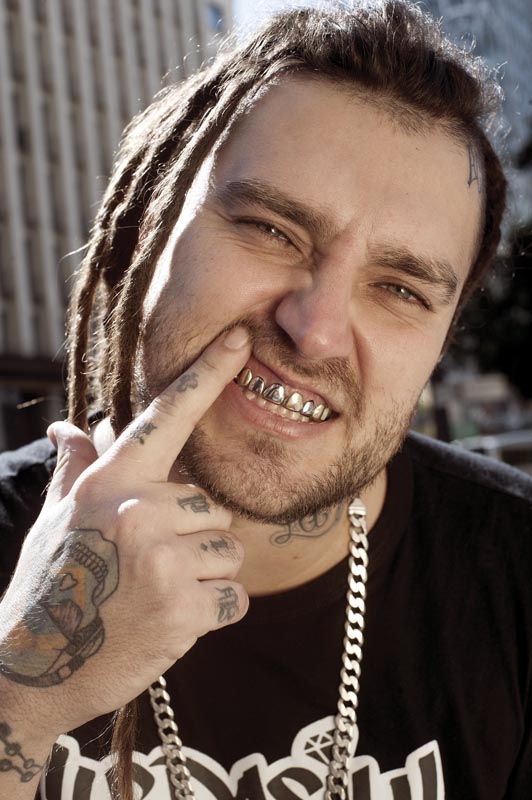 Germano e uma de suas criações no centro de São Paulo