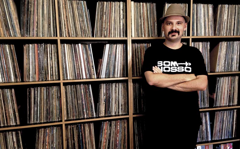 Araujo diante da sua coleção de discos.