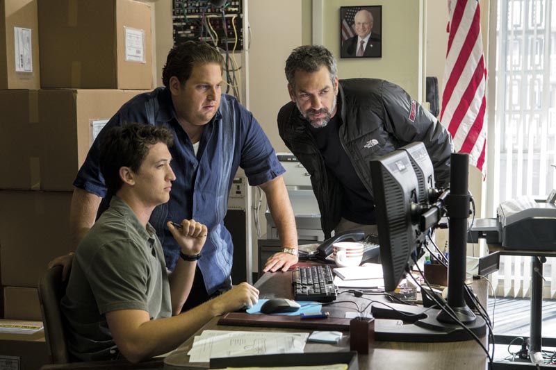 Teller (sentado), Hill (centro) e o diretor, Todd Phillips, no set