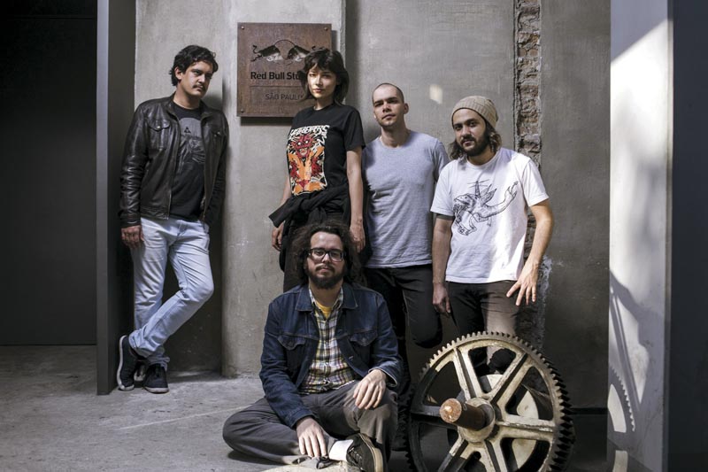 (Da esq. para a dir.) Aderson Maia, Salma Jô, Macloys Aquino, João Victor Santana e (sentado) Ricardo  Machado no Red Bull Station