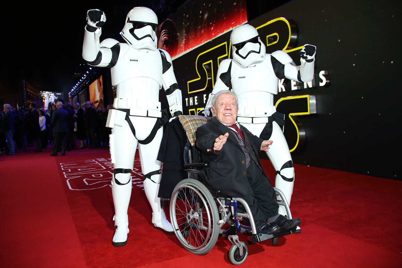 O ator britânico Kenny Baker, intérprete do robô R2-D2 nos seis primeiros filmes da cinessérie Star Wars, na estreia europeia de O Despertar da Força, em dezembro de 2015