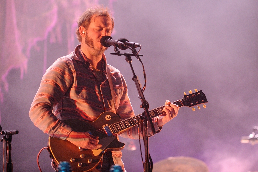 Justin Vernon com o Bon Iver durante show na Polônia em 2012