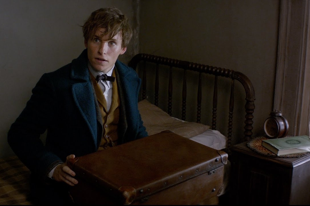 Eddie Redmayne vivendo Newt Scamander, protagonista do filme derivado de Harry Potter, Animais Fantásticos e Onde Habitam (2016)