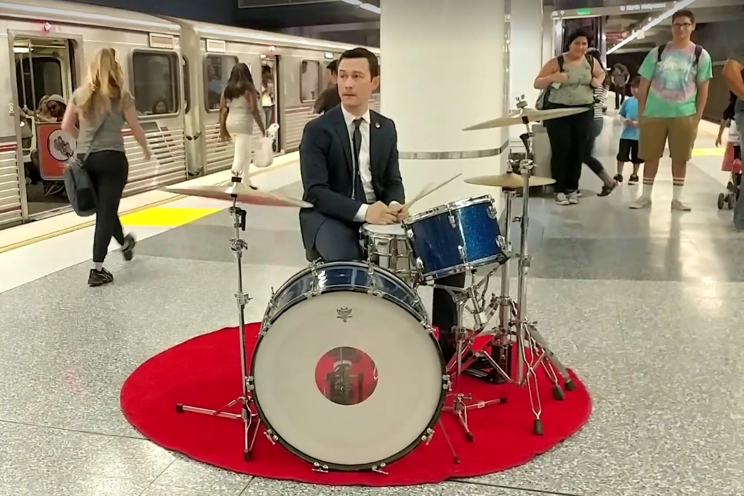 Joseph Gordon-Levitt tocando bateria em estação de metrô de Los Angeles, nos Estados Unidos