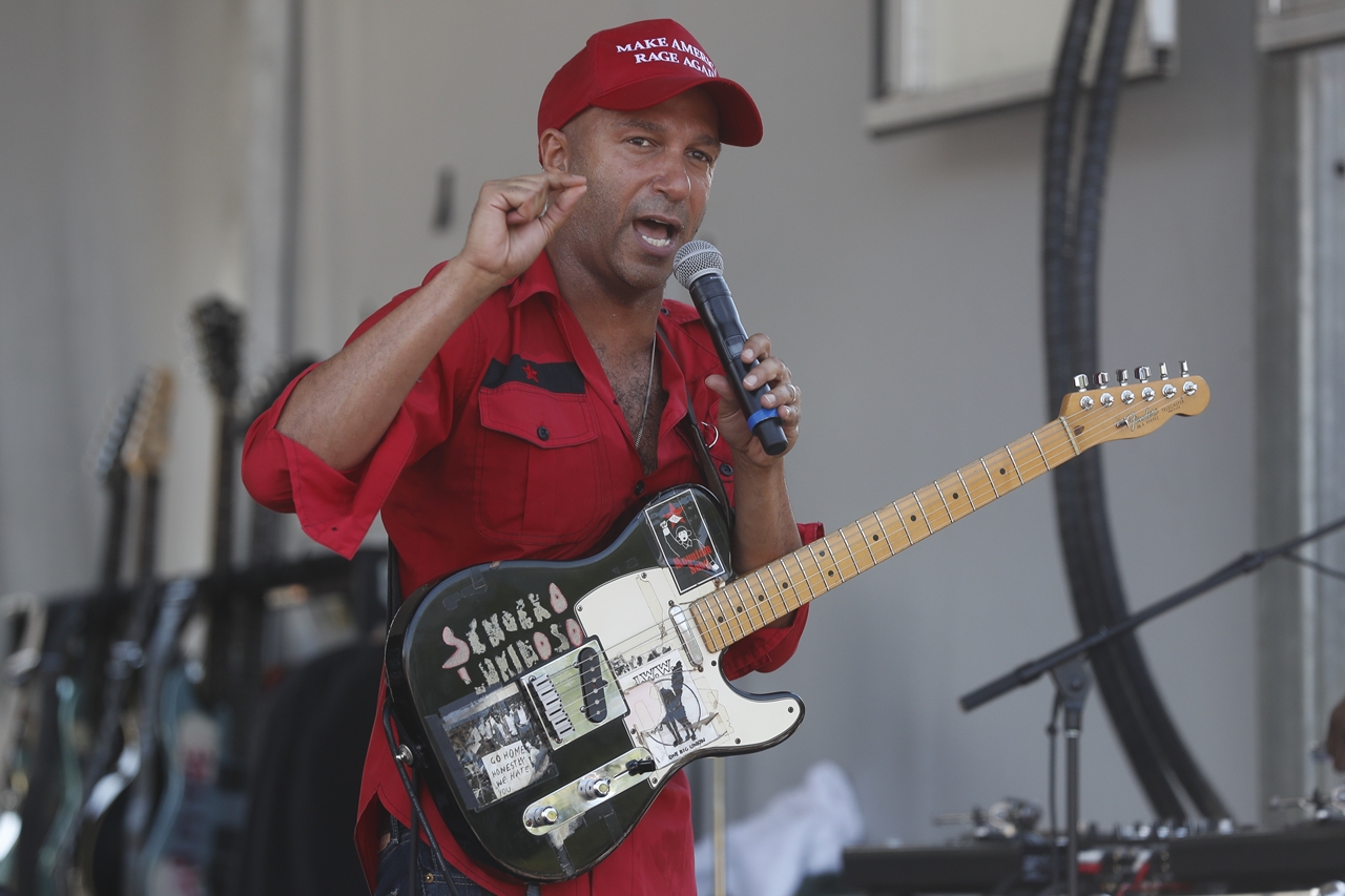 Tom Morello, guitarrista de Rage Against the Machine e Audioslave, durante show do projeto Prophets of Rage, com integrantes de Public Enemy e Cypress Hill