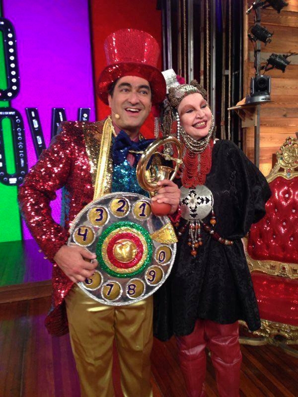 O apresentador Zeca Camargo e a atriz Elke Maravilha em episódio do Vídeo Show