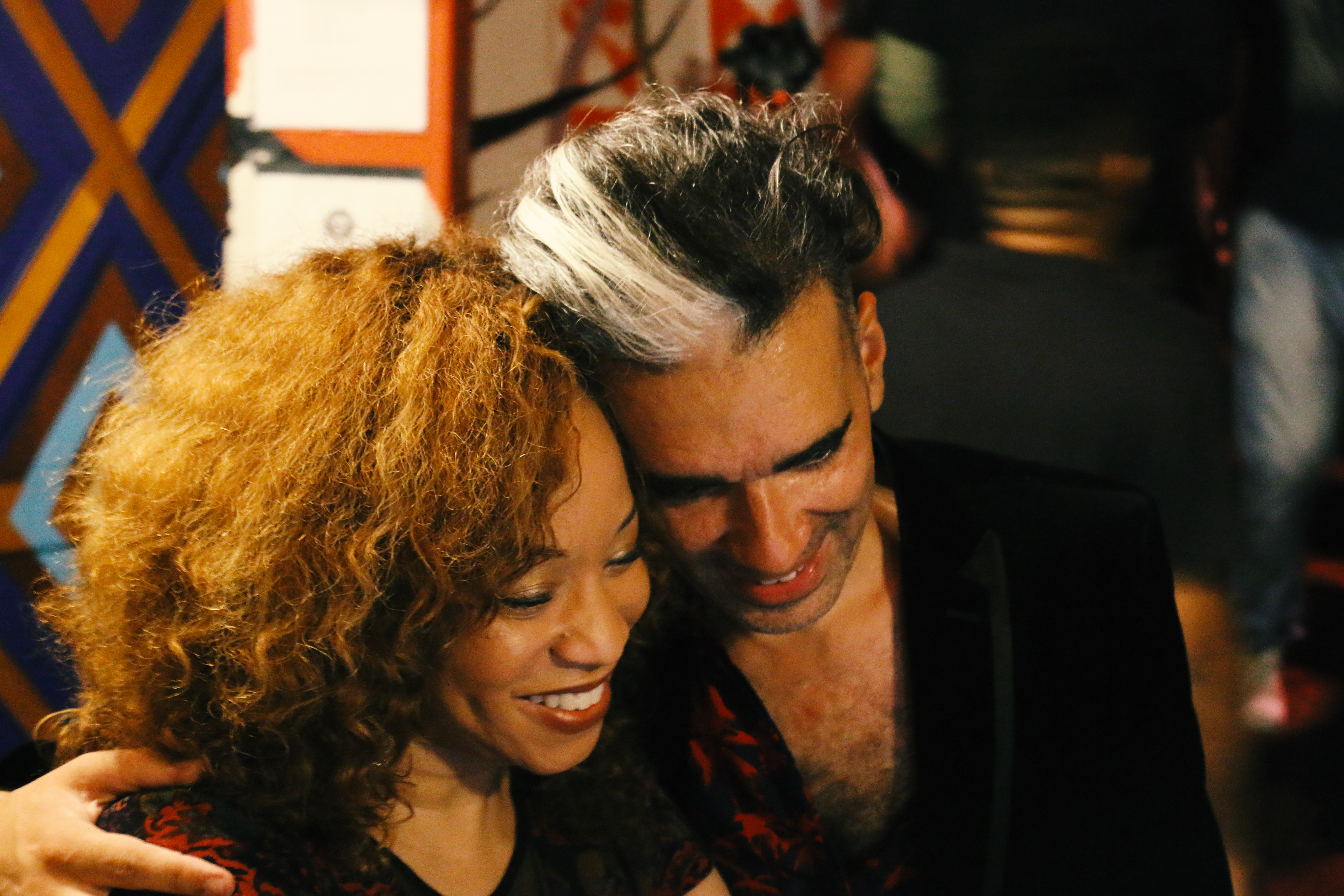 Max de Castro interpreta Prince com os músicos de apoio do artista falecido