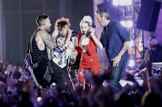 Adam Levine, Blake Shelton, Miley Cyrus e Alicia Keys – o grupo de treinadores da 11ª temporada do The Voice norte-americano – em vídeo de performance no programa