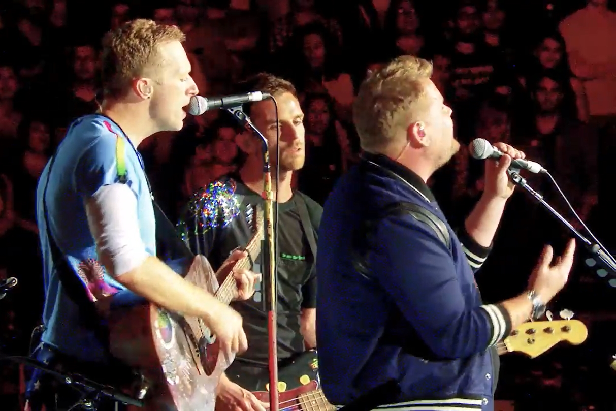 Chris Martin, do Coldplay, e James Corden, durante performance durante show da banda no Rose Bowl, em Los Angeles
