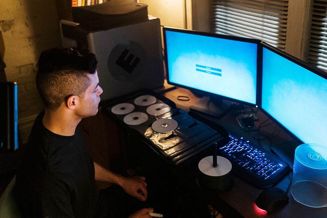 Rami Malek dando vida ao hacker Elliot em Mr. Robot