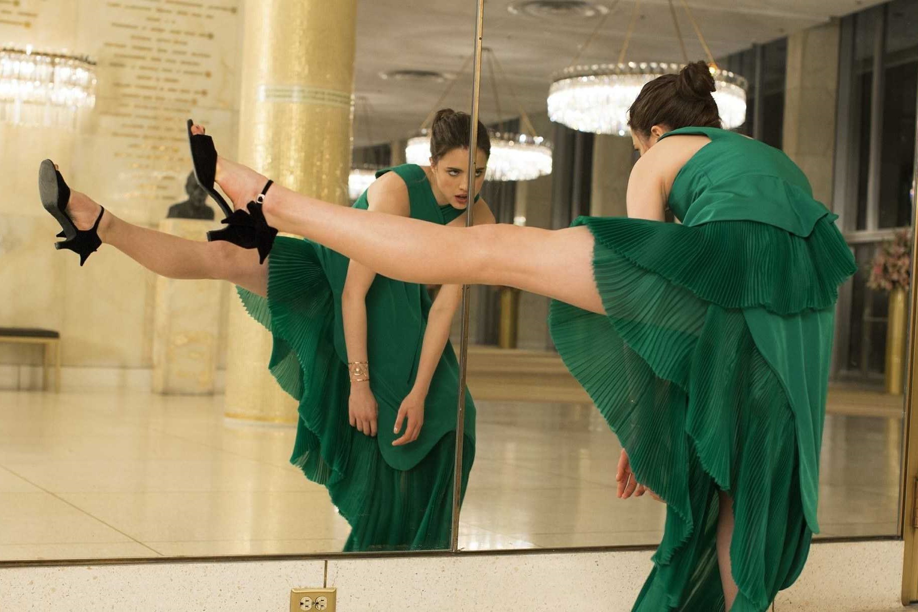 A atriz Margaret Qualley no comercial da Kenzo