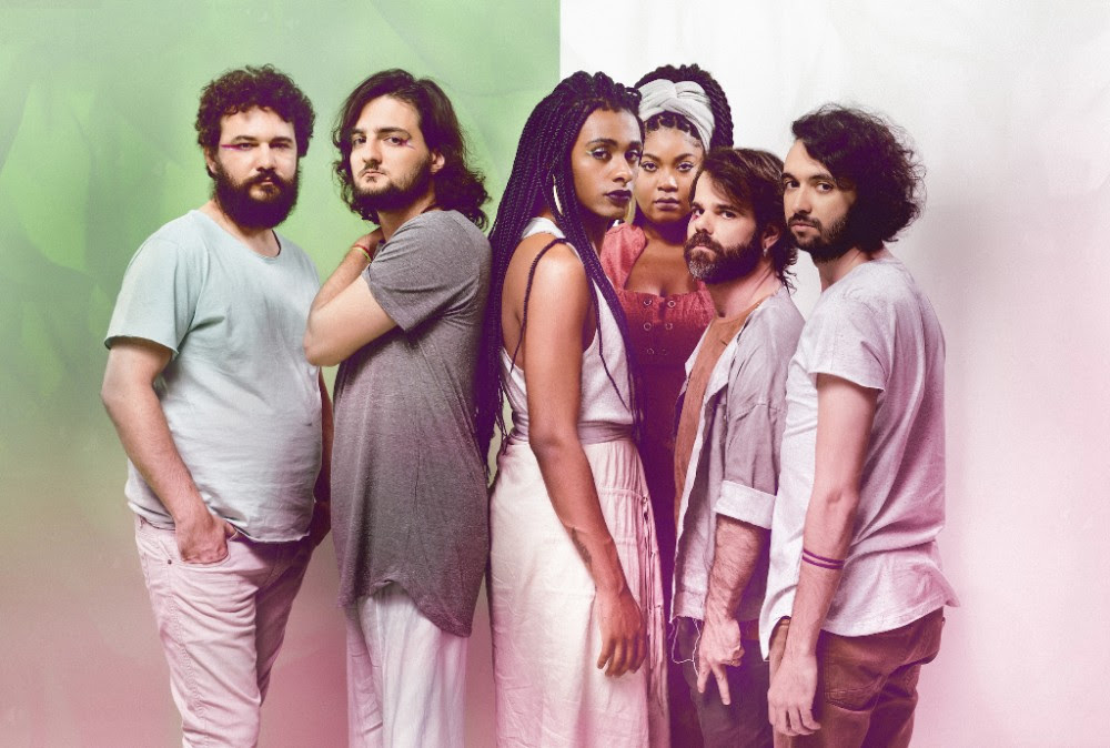 A banda Liniker Os Caramelows