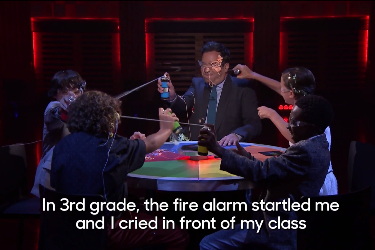 Jimmy Fallon e os protagonistas da série Stranger Things (Millie Bobby Brown, Gaten Matarazzo, Caleb McLaughlin e Finn Wolfhard), da Netflix