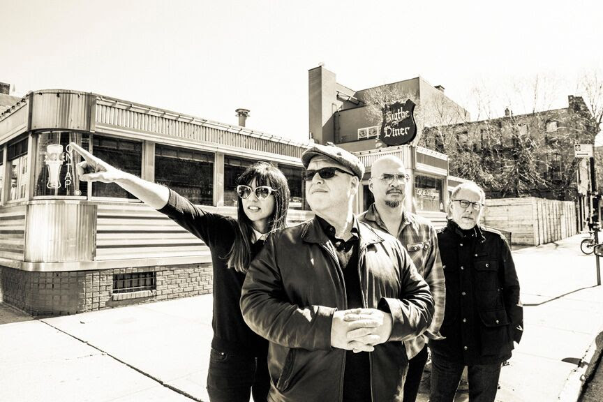Paz Lenchantin, Black Francis, Joey Santiago e Dave Lovering formam o Pixies