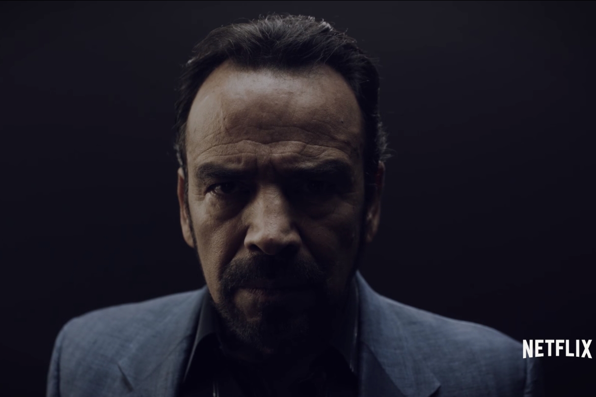 Gilberto Rodríguez Orejuela (interpretado por Damián Alcázar), comandante do Cartel de Cali, em trailer de Narcos