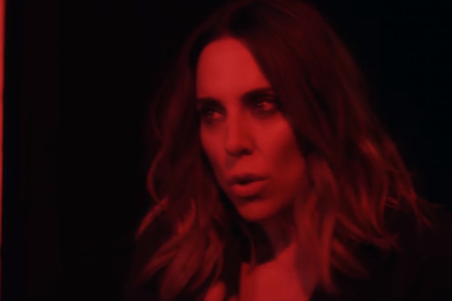 Mel C, ex-Spice Girls, em cena do clipe de “Anymore”