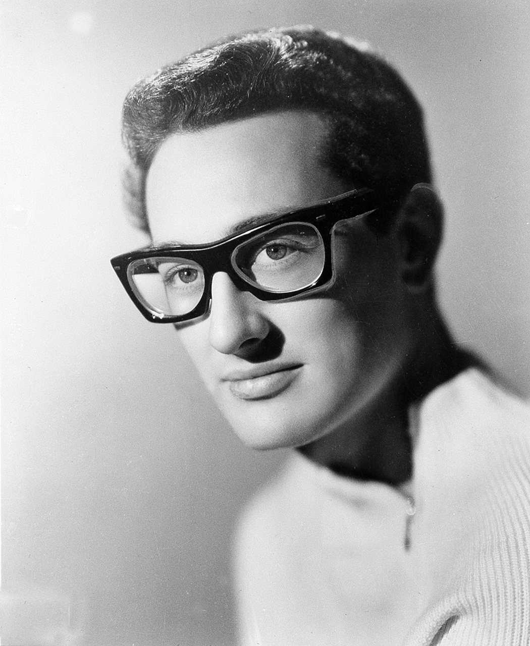 O cantor, compositor e guitarrista norte-americano Buddy Holly em foto de 1959