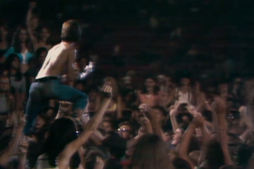 Iggy Pop durante show dos Stooges em 1970, nos Estados Unidos, em imagem do documentário Gimme Danger (2016)