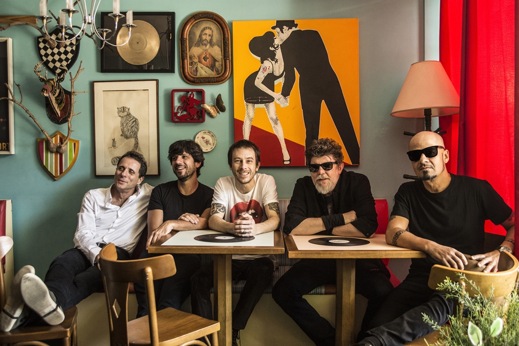 Branco Mello, Sergio Britto, Mário Fabre, Tony Bellotto e Beto Lee formam o Titãs