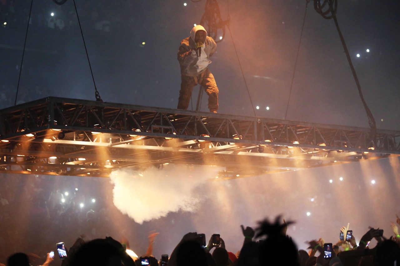 Kanye West em palco "flutuante" de show da turnê Saint Pablo, correspondente ao disco The Life of Pablo (2016)
