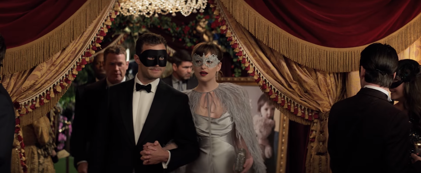 Anastasia e Christian chegam ao baile de máscaras no trailer de Cinquenta Tons Mais Escuros